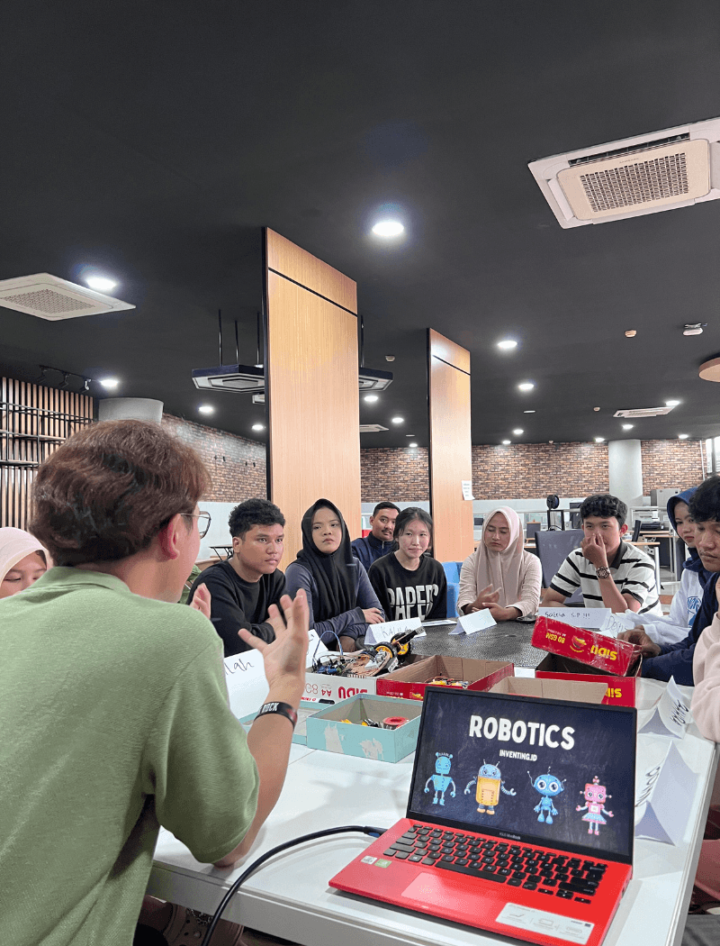 Mentor menjelaskan konsep robotika