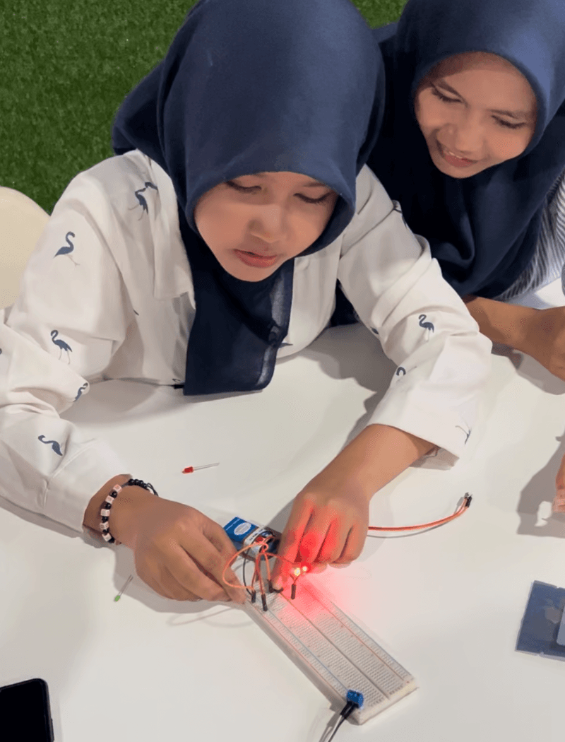 Praktik hands-on setiap siswa