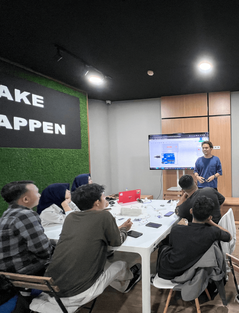 Suasana belajar robotik di kelas